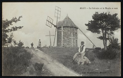Ansichtkaart met de calvarie en de molen in Ally, Le Puy-en-Velay, ca.1900 door French Photographer